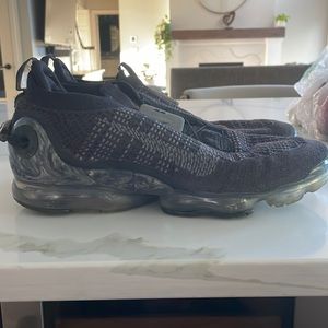 Men’s size 14- black vapormax- good condition